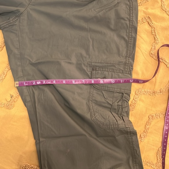 Tommy Hilfiger Cargo Capri Pants - Picture 10 of 10